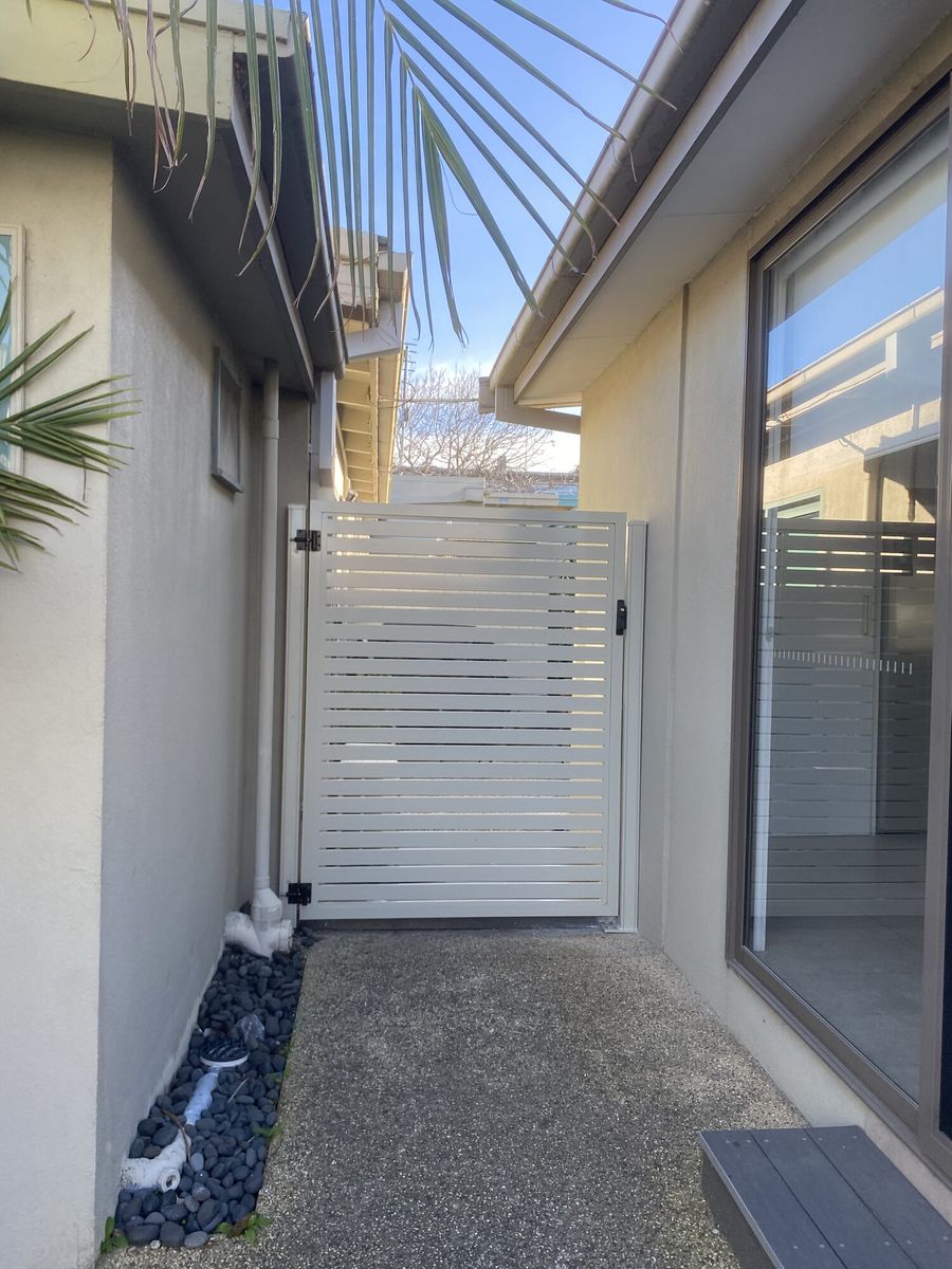 Aluminium gate