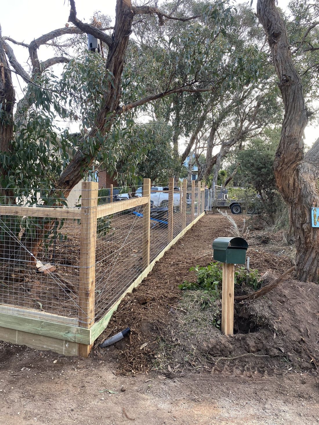 Wire fence with plinth